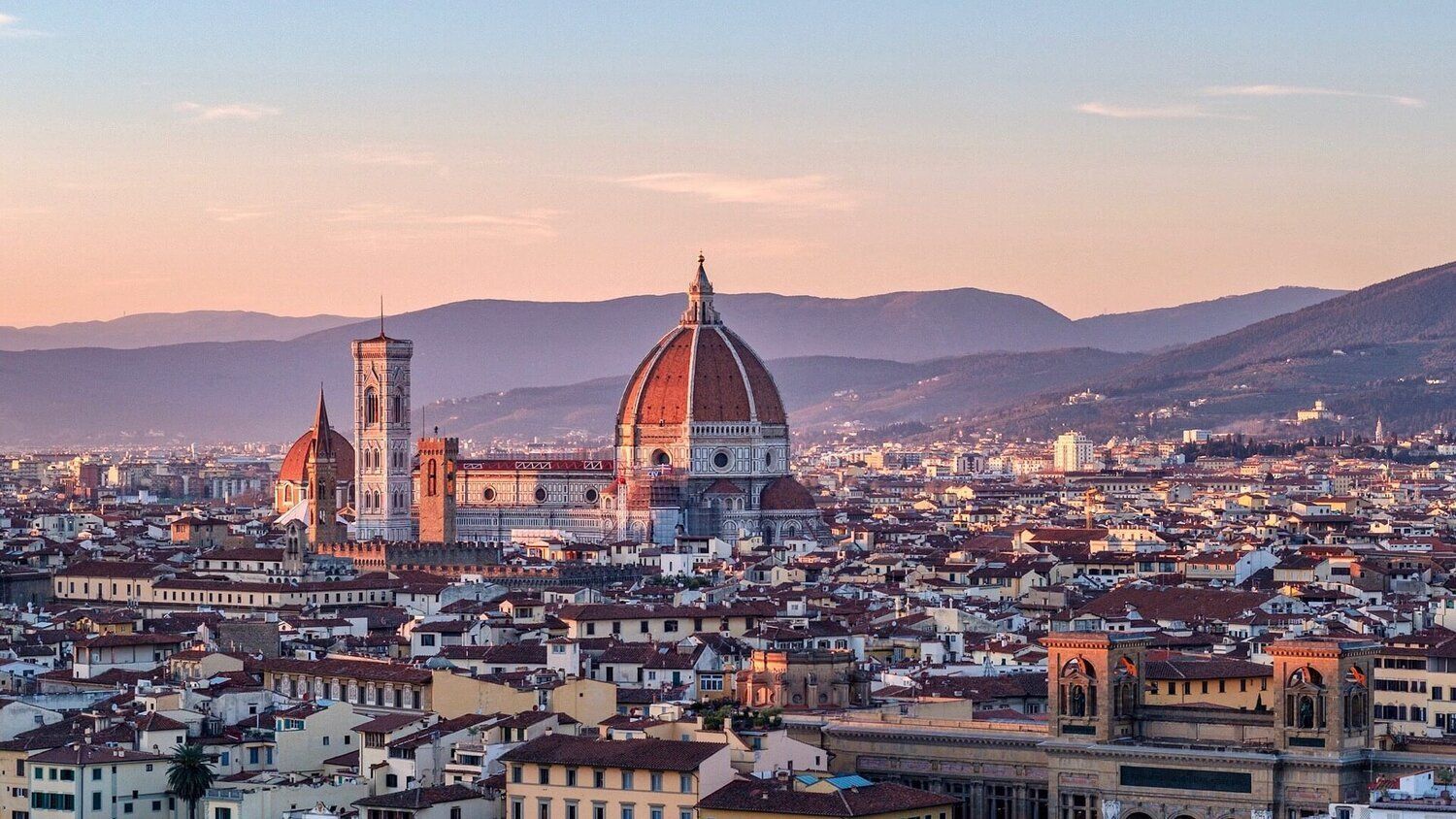 Veduta al tramonto di Firenze da Piazzale Michelangelo, con la Cattedrale di Santa Maria del Fiore in evidenza.