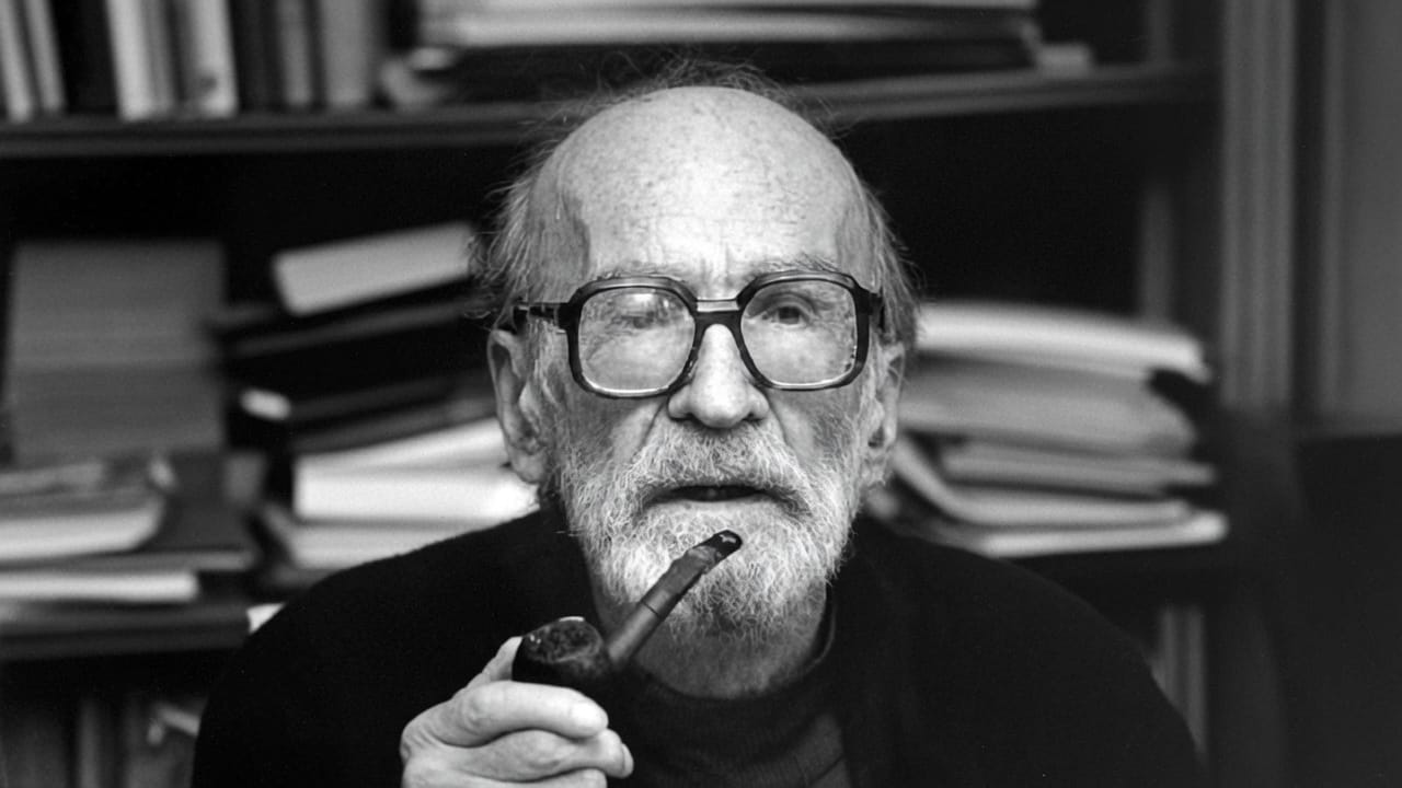 Ritratto d’epoca di Mircea Eliade, sigaro in mano, stile vintage