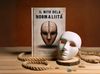 Recensione libro 'Il Mito della Normalità' mostrando un cervello e una maschera, simboli di psicologia e identità