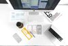 Mac, iPad e gadget tecnologici disposti su una scrivania, simbolo di produttività, innovazione e creatività